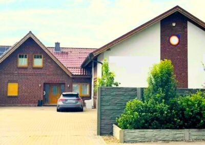 DEMNÄCHST ~ Einfamilienhaus mit Einliegerwohnung und Gewerbehalle